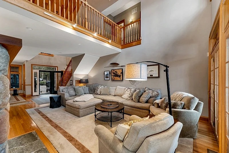 Spacious Adirondack sleeps 14 with stunning views of Castle In The Clouds in Moultonborough, New Hampshire, United States — photo 4
