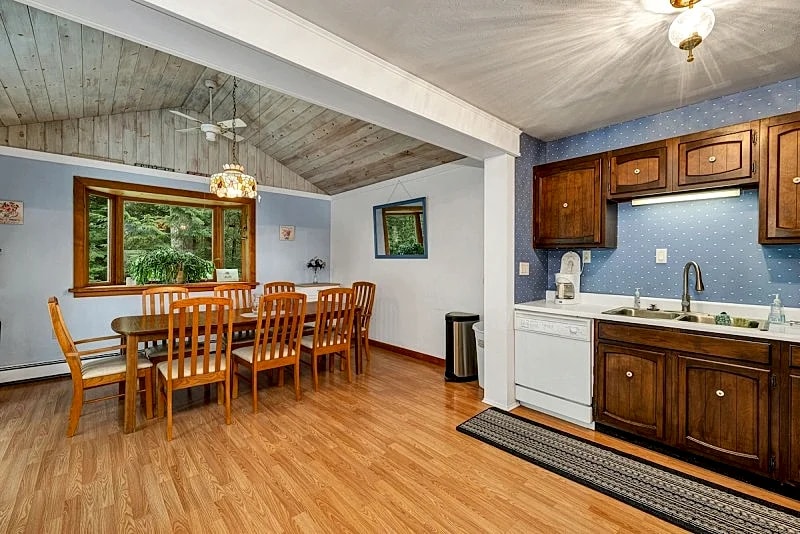 Patrician Shores Winnipesaukee Water Access Home Sleep 10 in Meredith, New Hampshire, United States — photo 5