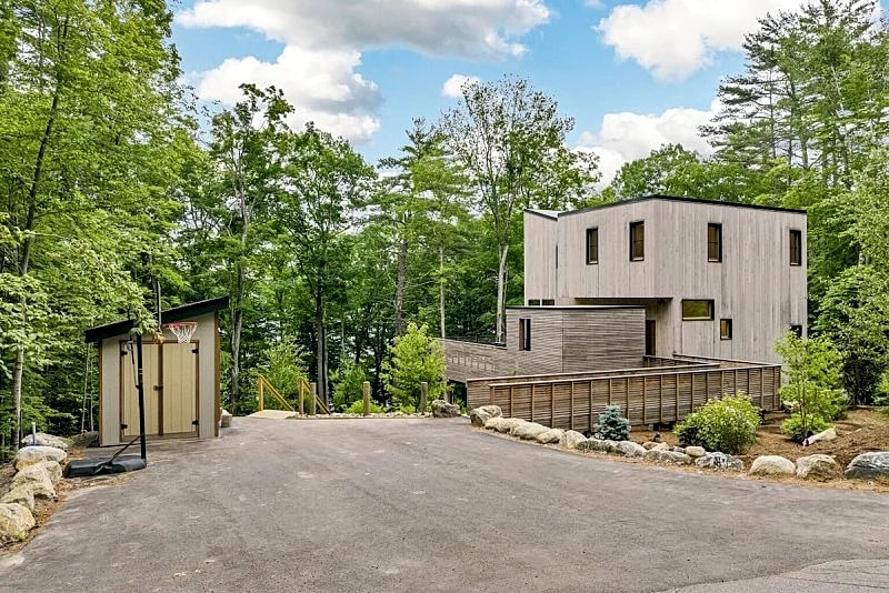 NH Home Magazine Award Winning Meredith Rental on Lake Waukewan sleeps 10 in Meredith, New Hampshire, United States — photo 2