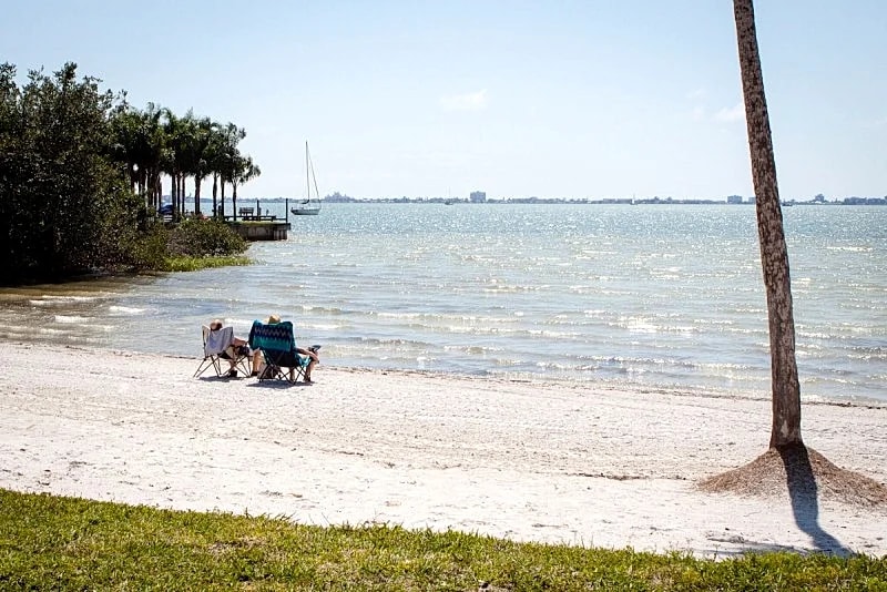 Beautiful Beachfront Condo - Available May1 to Dec 1 2024 in St. Petersburg, Florida, United States — photo 4