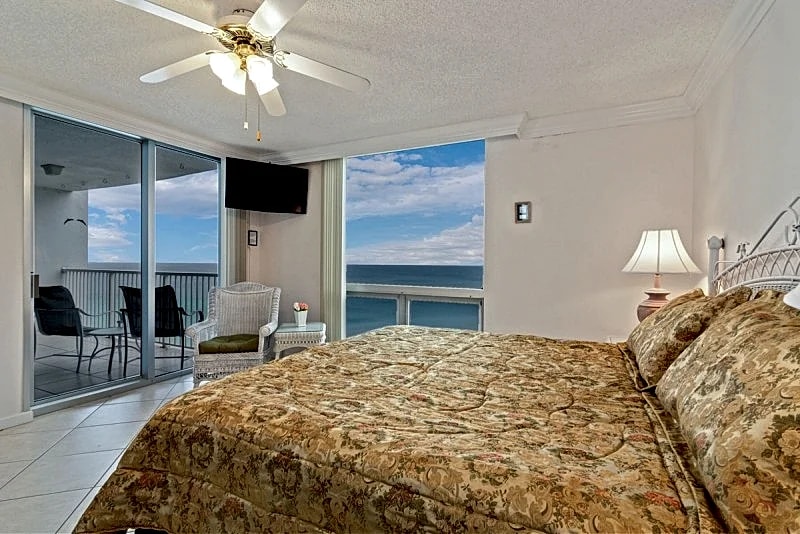 BEACH FRONT, “On GULF”SHORELINE TOWERS, in Destin Walk to Restaurants, Shops. in Destin, Florida, United States — photo 5
