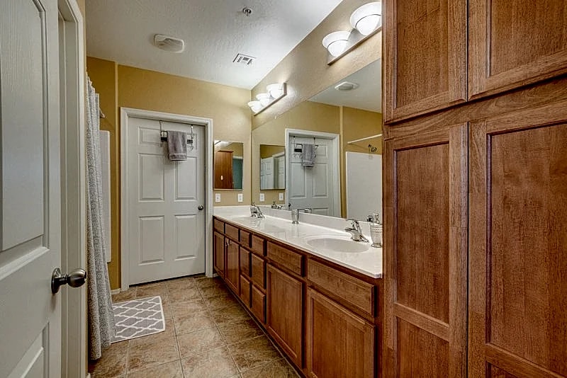 GROUND FLOOR condo STEPS AWAY from pool & spa! in Surprise, Arizona, United States — photo 2