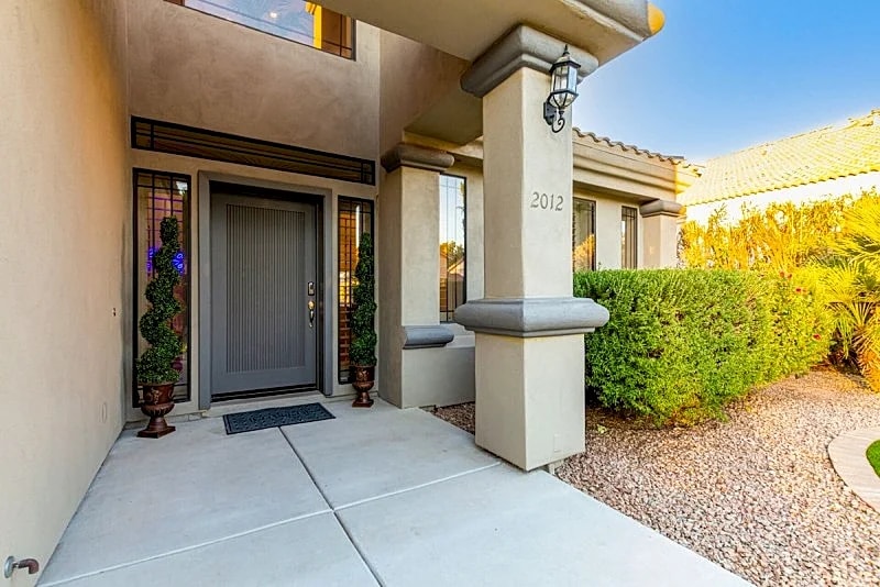 HUGE Luxury Waterfront Home w/ THEATER, GAMES ROOM & SPARKLING POOL in Gilbert, Arizona, United States — photo 4
