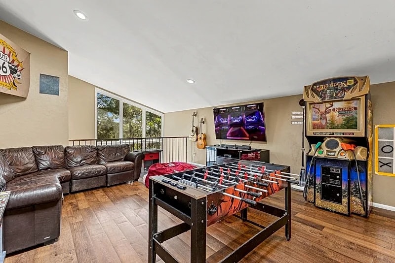 Spacious Retreat! Game Room+Hot Tub+Fire Pit+Wi-Fi