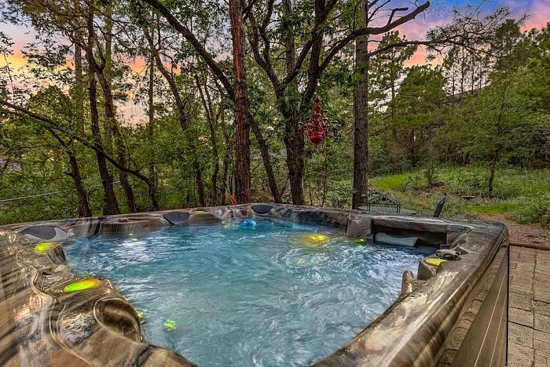 Spacious Retreat! Game Room+Hot Tub+Fire Pit+Wi-Fi in Flagstaff, Arizona, United States — photo 5