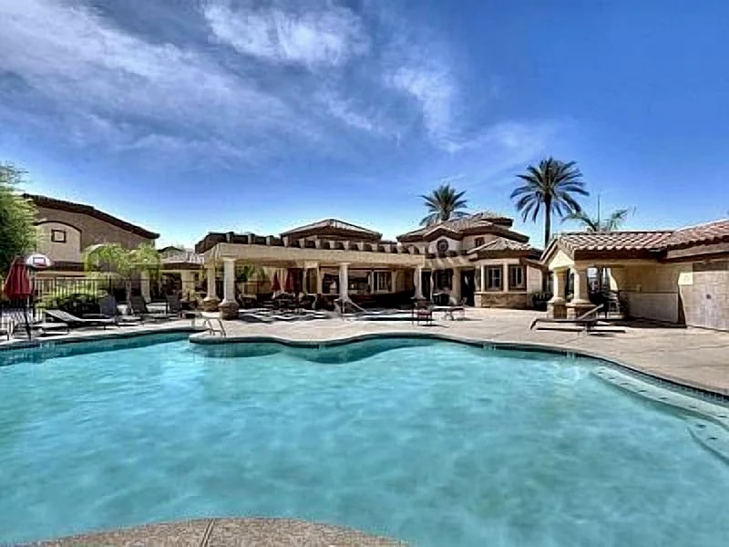 Luxurious 2/2 w/Heated pool! Near Hiking trails! in Mesa, Arizona, United States — photo 2