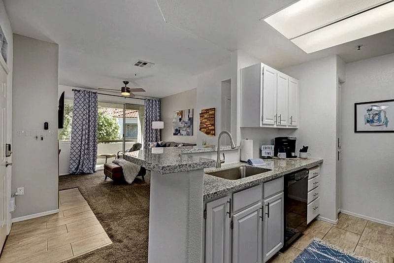Blue Bungalow Scottsdale! Perfect location. Mayo Clinic, Sleeps 4! Work Space! in Scottsdale, Arizona, United States — photo 5