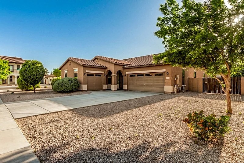 Gorgeous 3/2 Corner Lot with Firepit and Grassy Yard! in Gilbert, Arizona, United States — photo 4