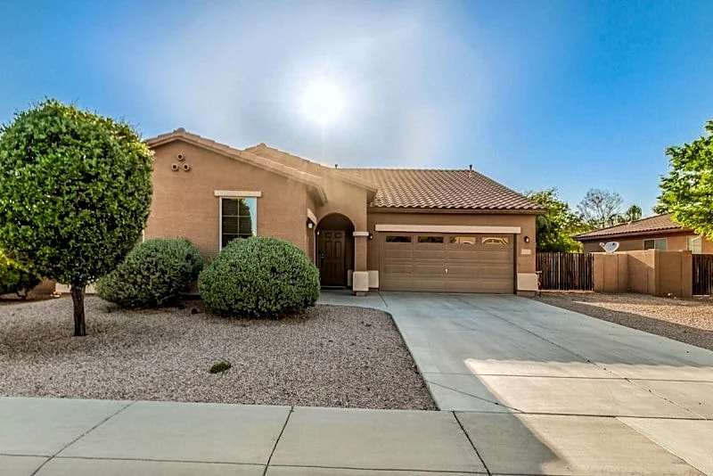 Gorgeous 3/2 Corner Lot with Firepit and Grassy Yard! in Gilbert, Arizona, United States — photo 3