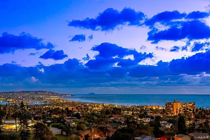 The Mermaid House: Breathtaking bay, ocean, and city views, equipped with a Jacuzzi and A/C