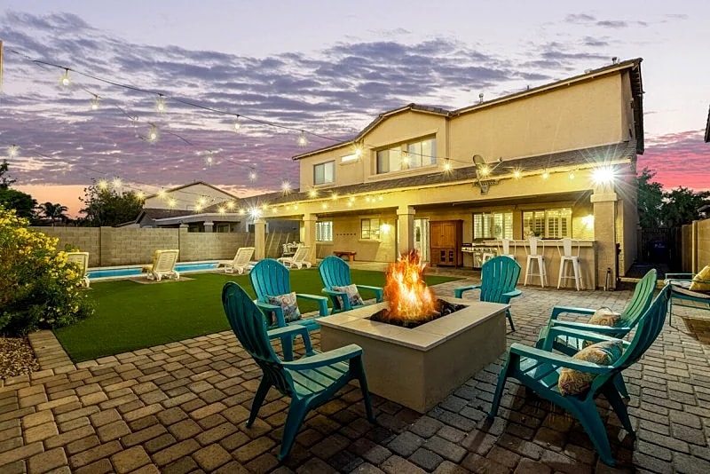 Enormous Family Fun House! Sparkling Pool. Sleeps 10.