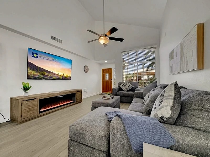 Waterfront, Pool and Spa, Gated Minutes from Stadiums. in Phoenix, Arizona, United States — photo 3
