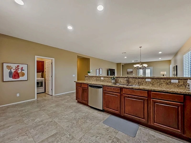 Seville Beauty. 4 beds + Office and Sparkling Pool, Fire Pit! 30 Night Min. in Gilbert, Arizona, United States — photo 5