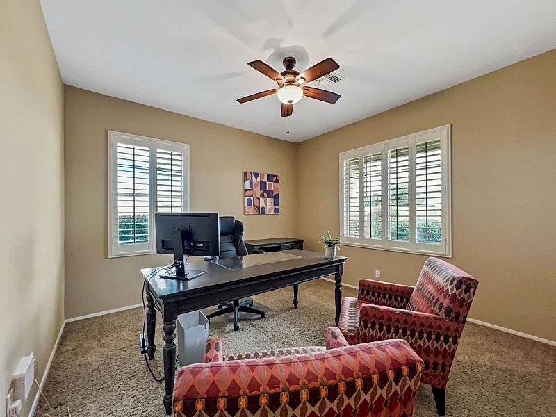 Seville Beauty. 4 beds + Office and Sparkling Pool, Fire Pit! 30 Night Min. in Gilbert, Arizona, United States — photo 4
