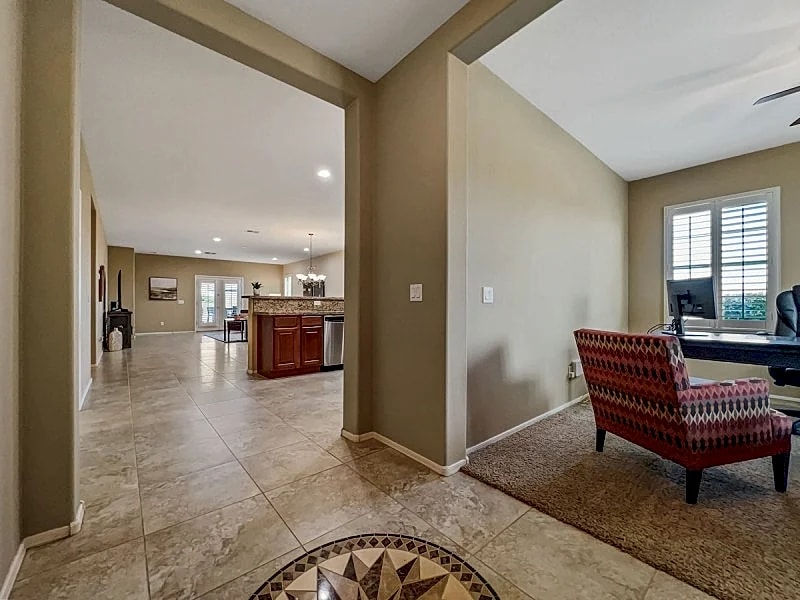 Seville Beauty. 4 beds + Office and Sparkling Pool, Fire Pit! 30 Night Min. in Gilbert, Arizona, United States — photo 3