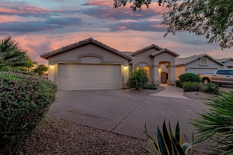 Executive Pool Home in Gilbert! 30 Night Min in Gilbert, Arizona, United States — photo 3