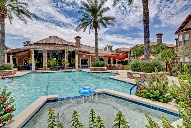 Beautiful Condo with Pool, Spa and One Car Garage! in Litchfield Park, Arizona, United States — photo 2