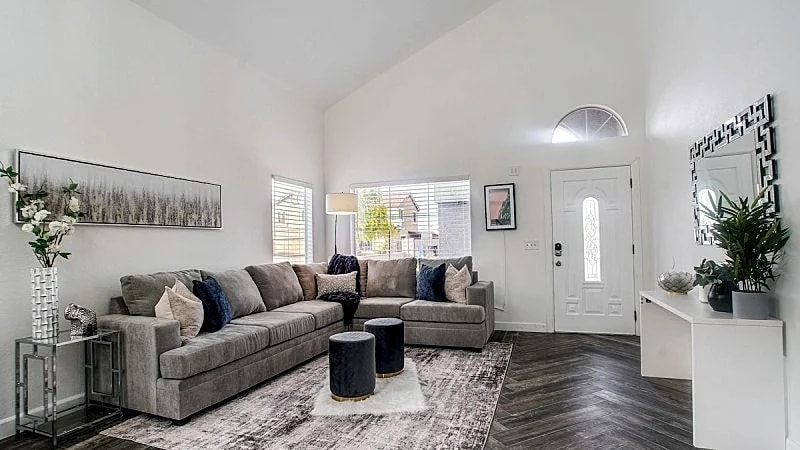 New Listing! Near Stadiums, Sleeps 10 and Pet Friendly Too! in Phoenix, Arizona, United States — photo 2