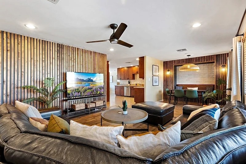 Old Town- Heated Pool- Hot Tub- Game Room- Firepit- Putting Green!