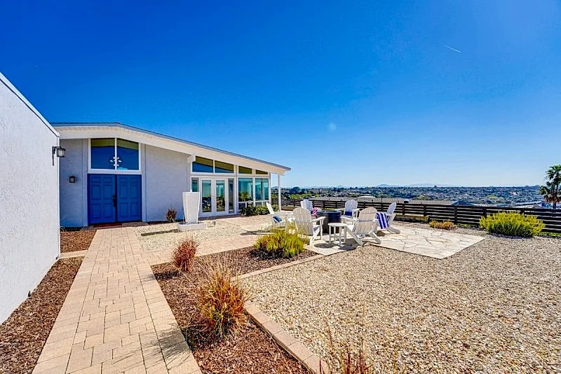Endless Views: beautiful 4 Bedroom - 2 Bath mid-century home with panoramic views in San Diego, California, United States — photo 5