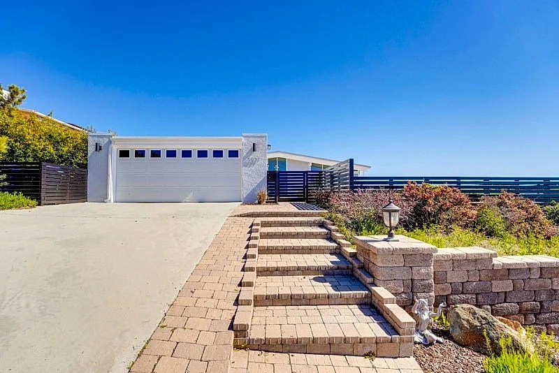 Endless Views: beautiful 4 Bedroom - 2 Bath mid-century home with panoramic views in San Diego, California, United States — photo 3