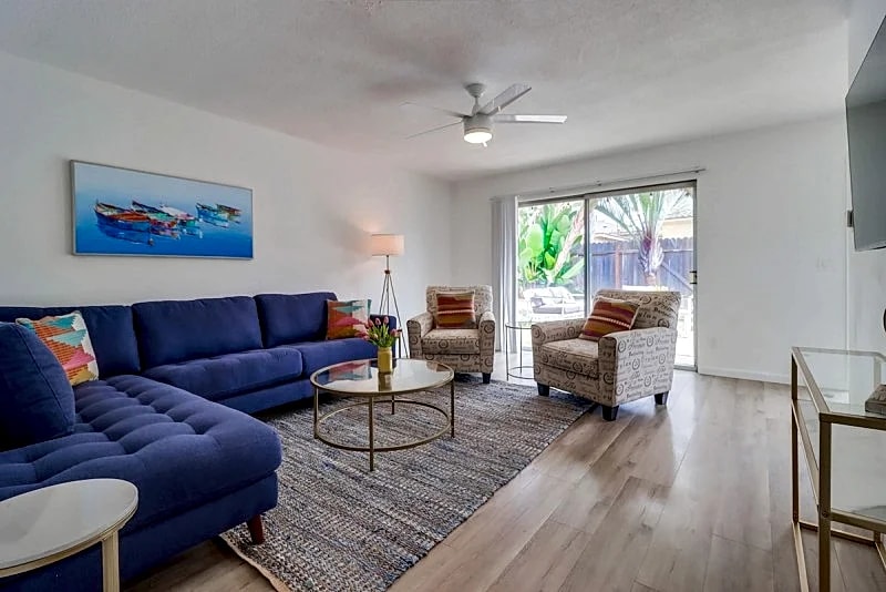 Sandcastle: 2 Bedroom, 1 Bath Cottage with secluded backyard and walking distance to beach