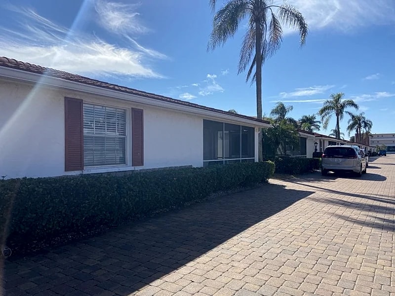 RENOVATED Villa Beachside, Siesta Key private beach access 2br/2ba in Siesta Key, Florida, United States — photo 3