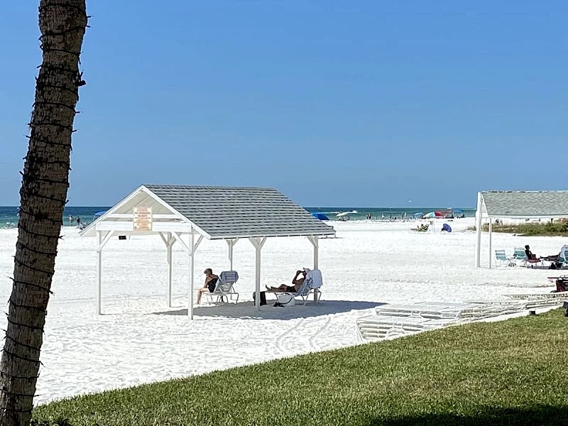 RENOVATED Villa Beachside, Siesta Key private beach access 2br/2ba in Siesta Key, Florida, United States — photo 4