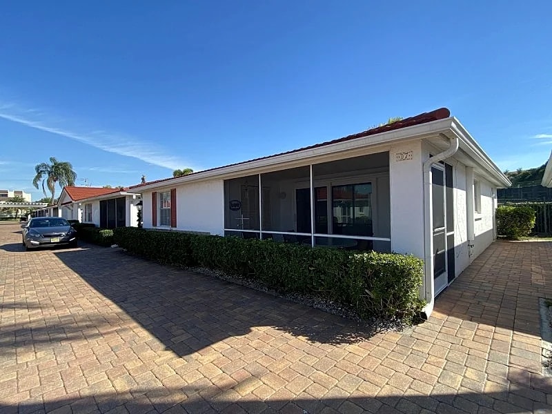 RENOVATED Villa Beachside, Siesta Key private beach access 2br/2ba in Siesta Key, Florida, United States — photo 2