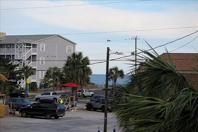 Folly Ha'i - Folly Beach Center St - Easy Walk to Beach in Folly Beach, South Carolina, United States — photo 3