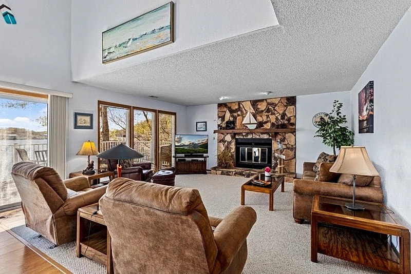 Teak Village 1 - Beautiful Waterfront Family Lake Home! in Lake Ozark, Missouri, United States — photo 2