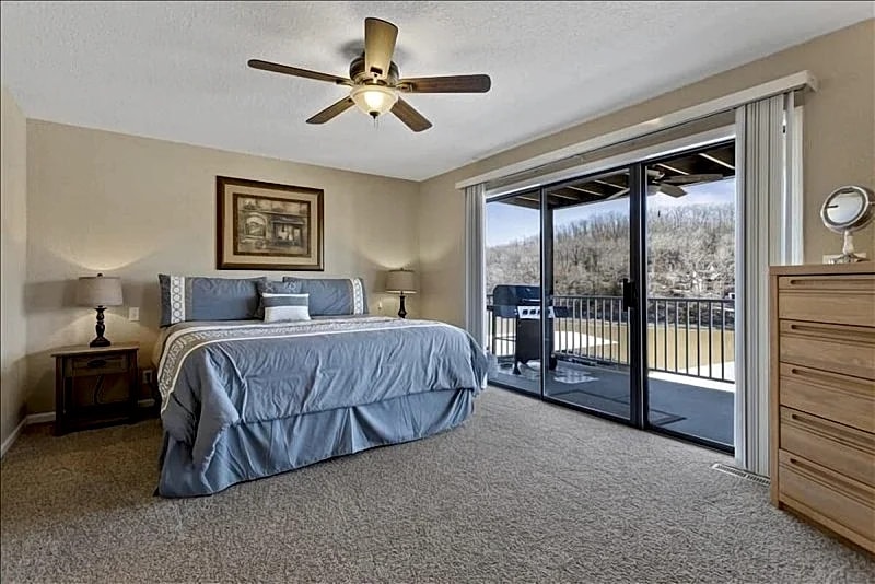 Lazy V-01 Lake Front Five Bedroom, Four Bath Condo with Room to Spread Out! in Osage Beach, Missouri, United States — photo 2