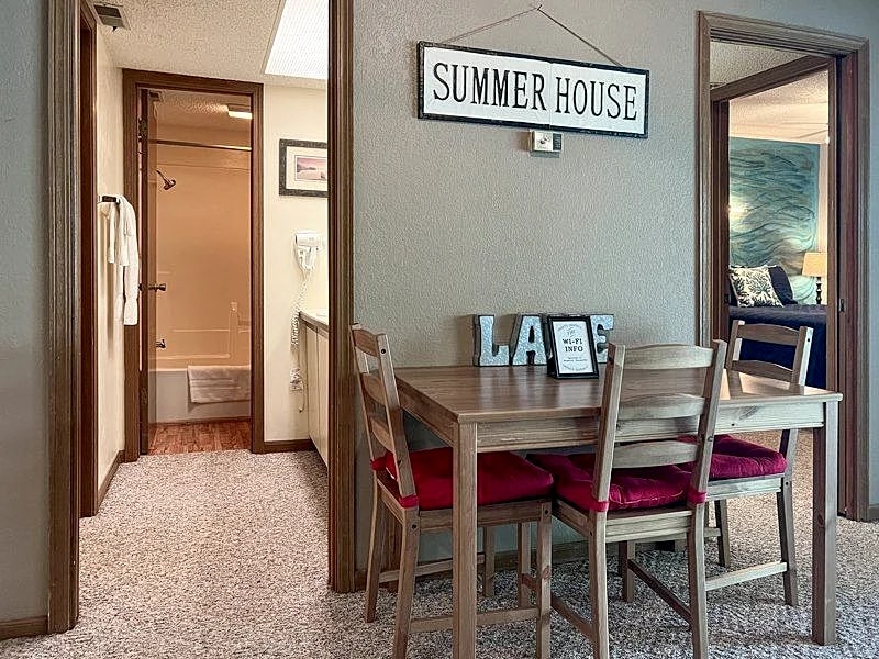 Lone Oak Point 29 - A Vintage Lake Vacation! in Sunrise Beach, Missouri, United States — photo 4