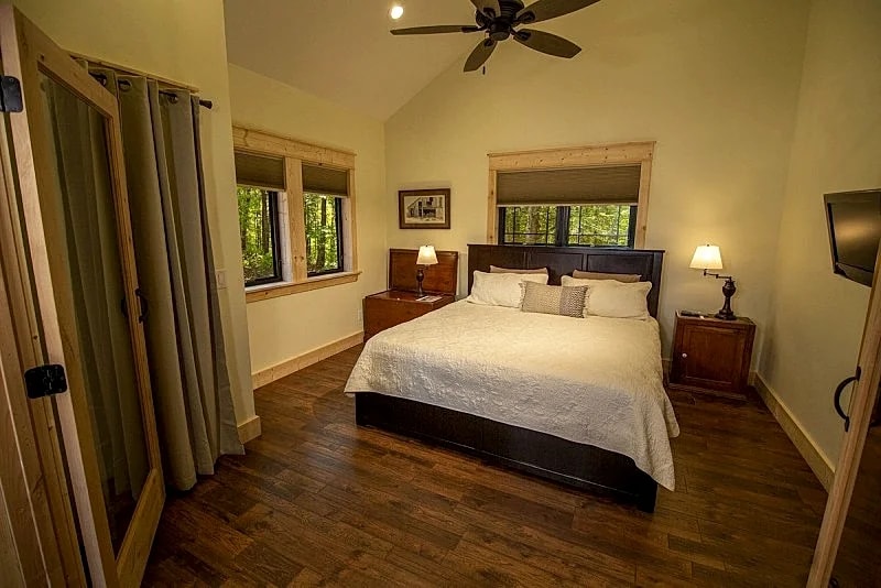 SkyView, Romantic Cabin Perched High Above a Secluded Trout Stream, Winter Rates in Marshall, North Carolina, United States — photo 3