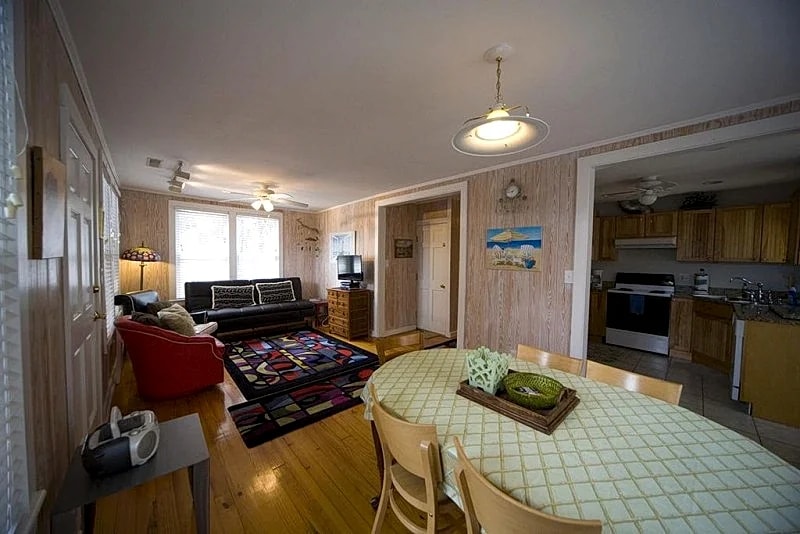 Ashley Haven 2 Minute Walk to the Beach! Super Cute 3 Bedroom House in Folly Beach, South Carolina, United States — photo 4