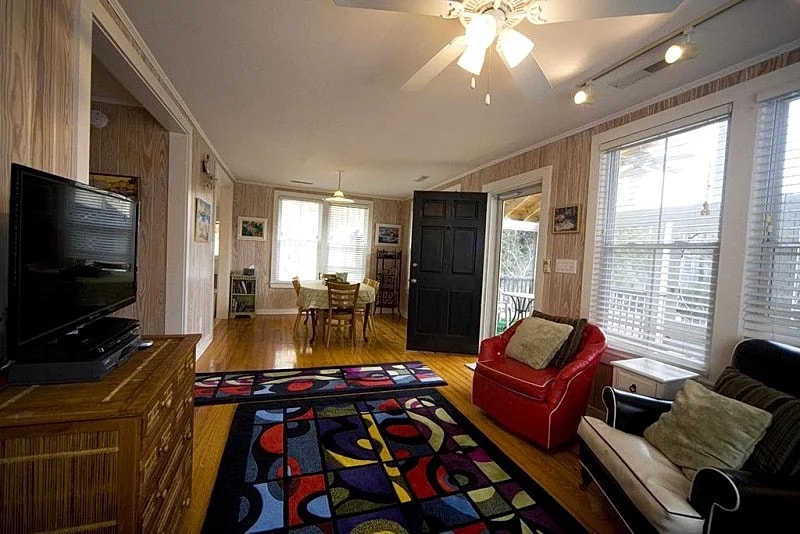 Ashley Haven 2 Minute Walk to the Beach! Super Cute 3 Bedroom House in Folly Beach, South Carolina, United States — photo 2