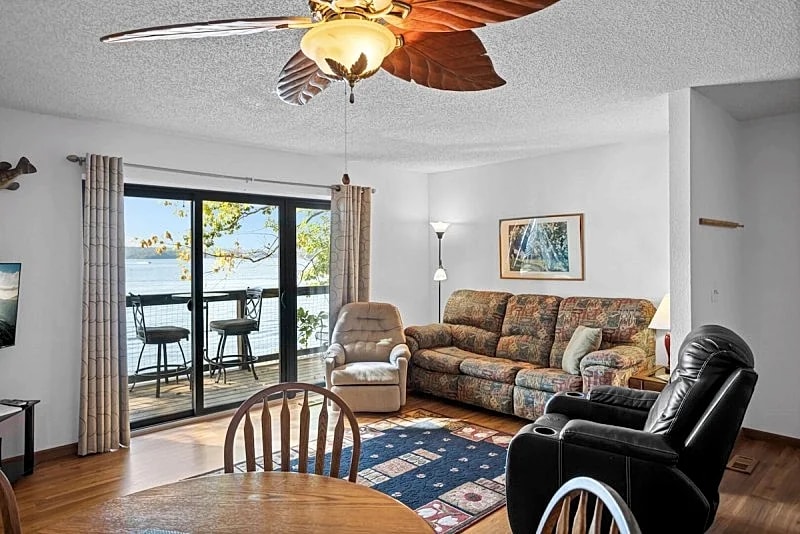 Lone Oak Point 28 - A Vintage Lake Vacation! in Sunrise Beach, Missouri, United States — photo 2