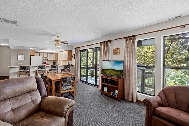 Lone Oak Point 38 - A Vintage Lake Vacation! in Sunrise Beach, Missouri, United States — photo 3