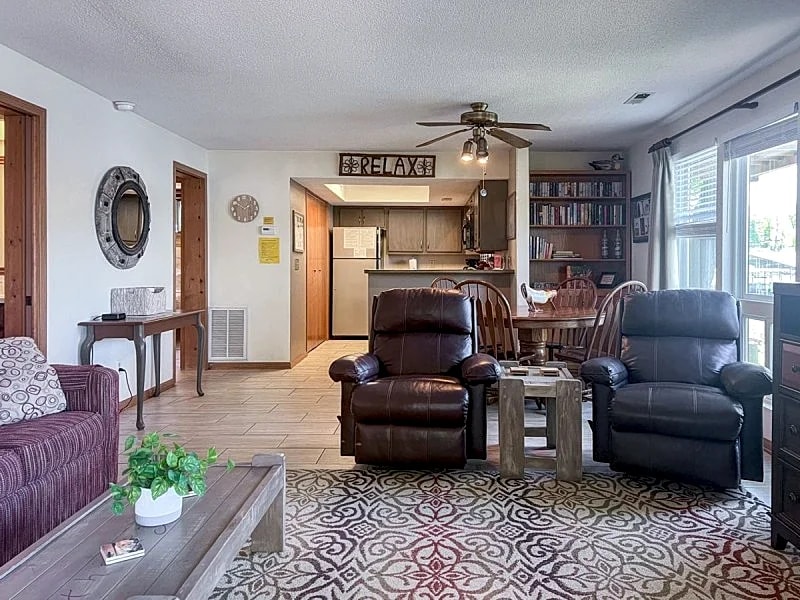 Lone Oak Point 32 - A Vintage Lake Vacation! in Sunrise Beach, Missouri, United States — photo 4