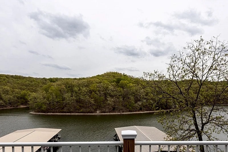 Lazy B-11 - Watch the Sunset from this Top Floor Waterfront Condo! in Osage Beach, Missouri, United States — photo 2