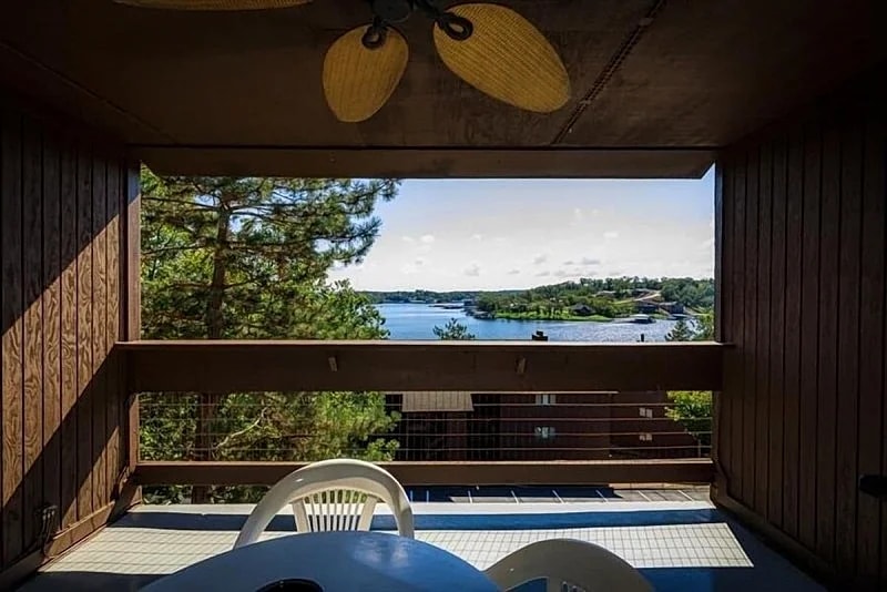 Knolls 1122 Updated 2 bedroom 2 bath, second tier condo with a view of the cove! in Osage Beach, Missouri, United States — photo 4