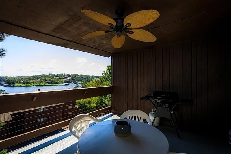 Knolls 1122 Updated 2 bedroom 2 bath, second tier condo with a view of the cove! in Osage Beach, Missouri, United States — photo 2