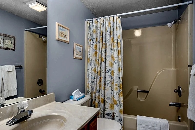 Lazy D-08 Fantastic 2 bedroom 2 bath waterfront condo at Lazy Days complex! in Osage Beach, Missouri, United States — photo 5