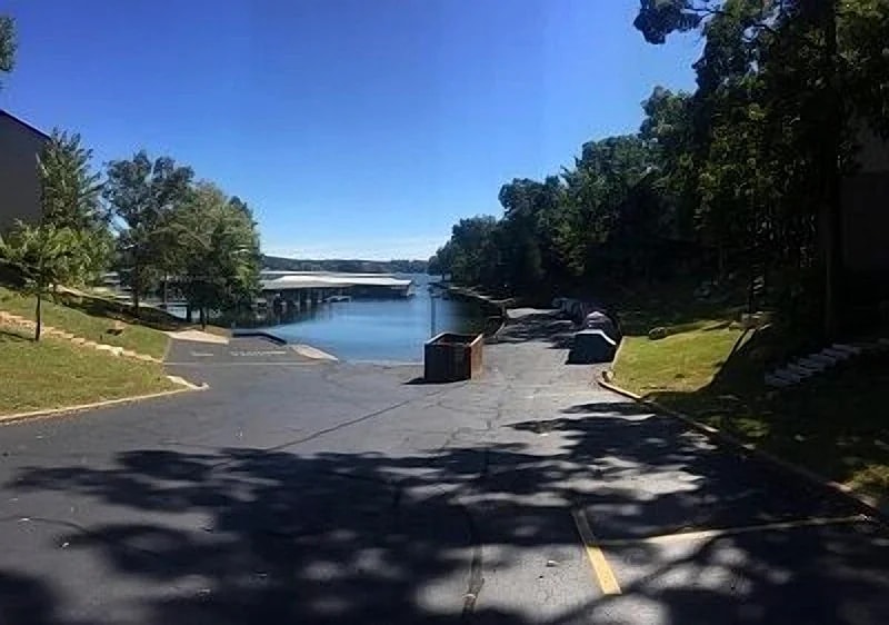 Water's Edge 22-2B Beautiful 3 Bedroom Waterfront Condo with Exquisite View! in Lake Ozark, Missouri, United States — photo 3