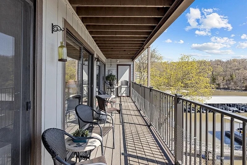 Water's Edge 22-2B Beautiful 3 Bedroom Waterfront Condo with Exquisite View! in Lake Ozark, Missouri, United States — photo 2