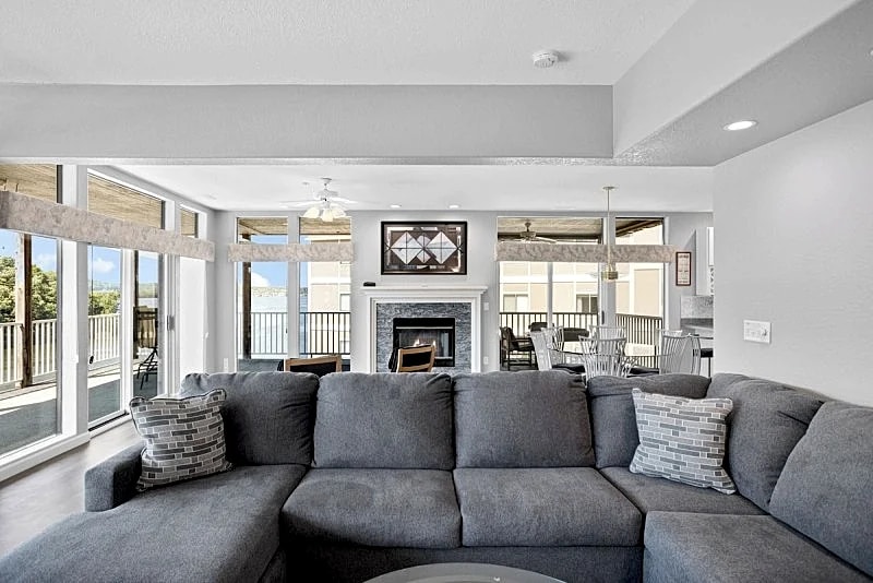 Lazy R-06 3 bedroom 3.5 bath waterfront condo with room to spread out! in Osage Beach, Missouri, United States — photo 4