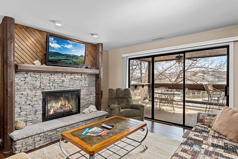 Knolls 0511 - Spacious Waterfront Condo! in Osage Beach, Missouri, United States — photo 5