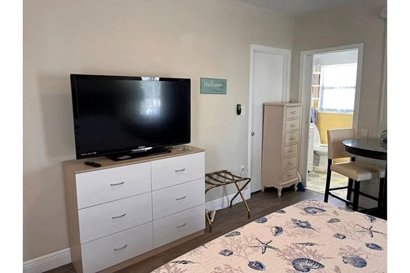 Sweet Jasmin Studio with Perfect blend of Southside Village lifestyle & pool pleasure! in Sarasota, Florida, United States — photo 5