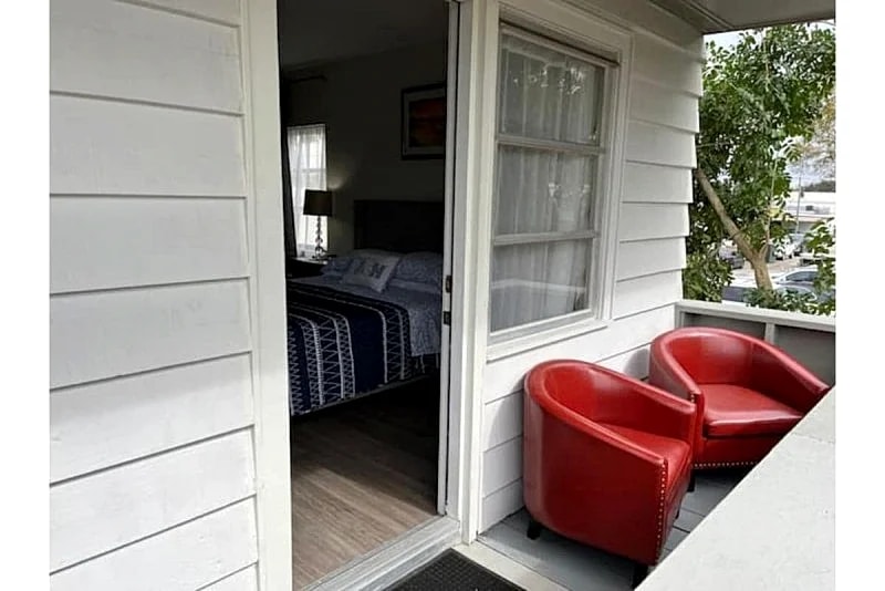 Sweet Jasmin Studio with Perfect blend of Southside Village lifestyle & pool pleasure! in Sarasota, Florida, United States — photo 4