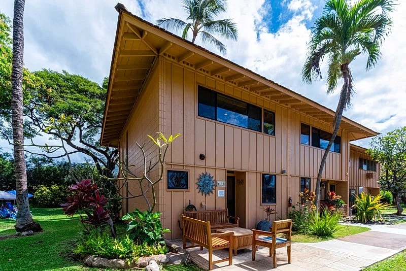 Paradise in Puamana just steps to the Pacific Ocean 4 king beds in Lahaina, Hawaii, United States — photo 3